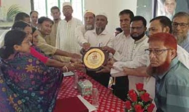 প্রধান শিক্ষককে বিদায়ী সংবর্ধনা ও সাংবাদিককে সম্মাননা স্মারক প্রদান