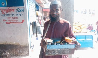 ফেরি করে পান বিক্রির টাকায় জীবন-জীবিকা চলে অসহায় মিলনের