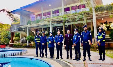 চুক্তি স্বাক্ষর অনুষ্ঠানে টুরিস্ট পুলিশ সুপার নাইমুল হক ও নক্ষত্র বাড়ি রিসোর্ট স্বত্বাধিকারী তৌকির আহমেদ