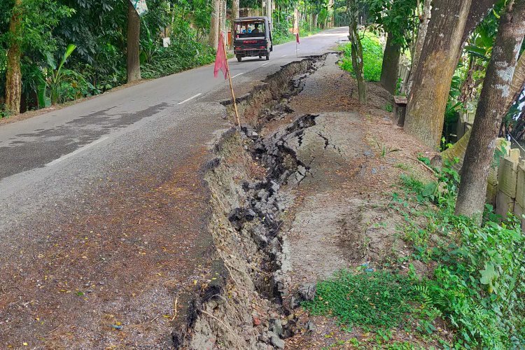 বাউফলে সড়কে ধ্বস   এলাকায় আতংক।