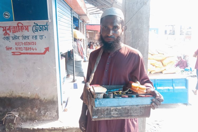 ফেরি করে পান বিক্রির টাকায় জীবন-জীবিকা চলে অসহায় মিলনের