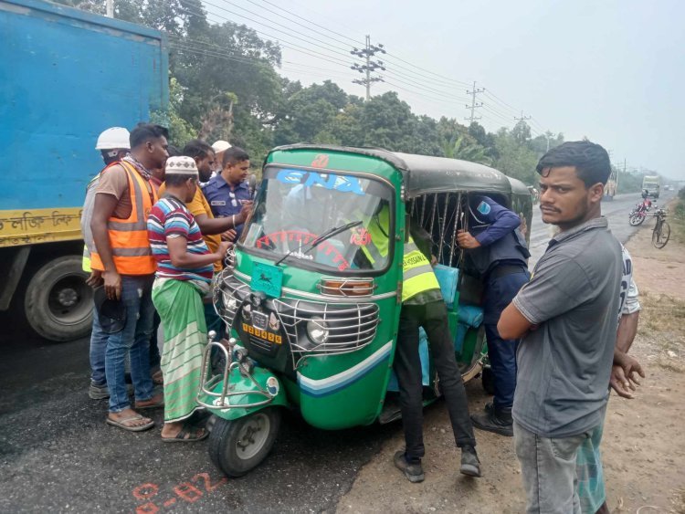 নরসিংদীতে ঢাকা সিলেট মহাসড়কে হরতাল ও অবরুধের মাঝে সড়ক দূর্গটনায় আহত-৪