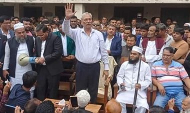 ঝালকাঠিতে বিএনপি’র নেতাকর্মীদের নিয়ে  আওয়ামীলীগের সমাবেশে শাহজাহান ওমর! বিএনপি নেতার হাতে বন্দুক